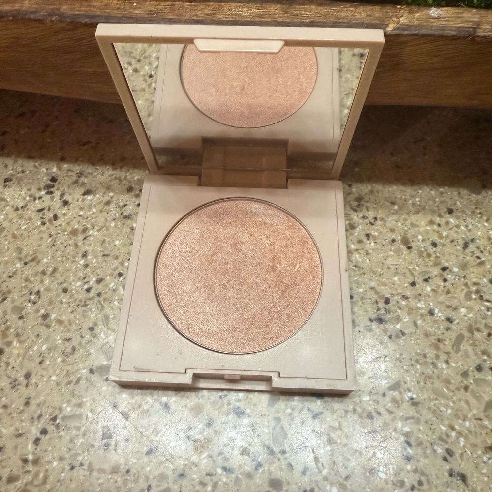 Shimmering Natural Highlighter